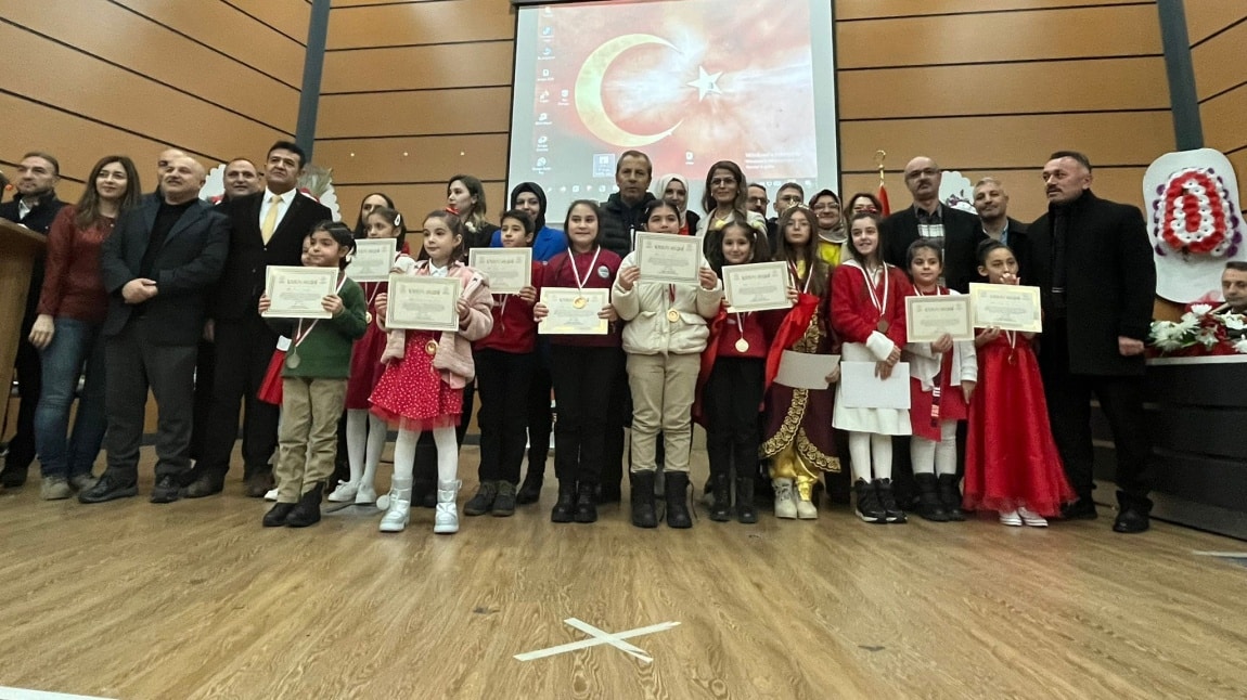 İstiklal marşı güzel okuma yarışması bölge birinciliği kazanan öğrencimiz Ela MERAL'ı tebrik ederiz.